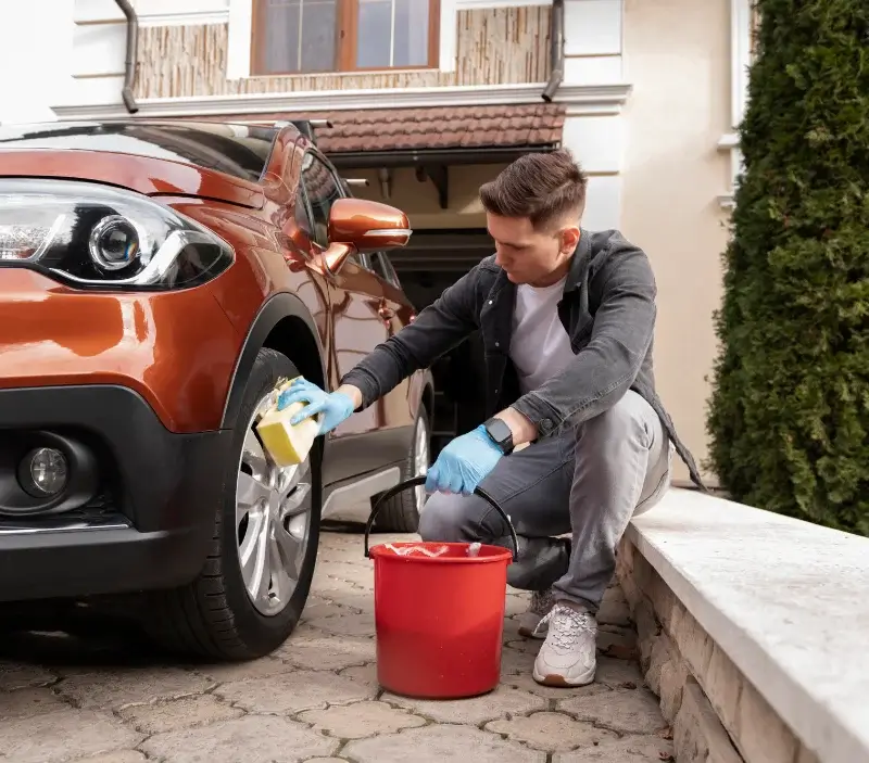 Lavage auto à domicile Lafrançaise : professionnel intervenant sur un véhicule